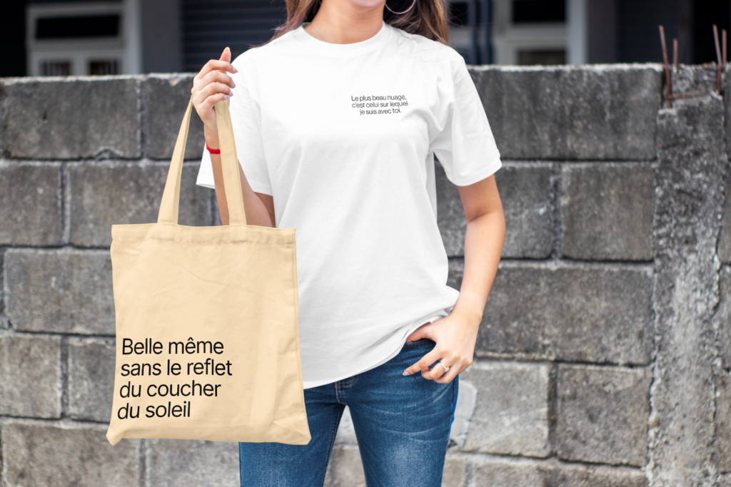 Femme portant le t-shirt Nuage, et un totebag Reflets