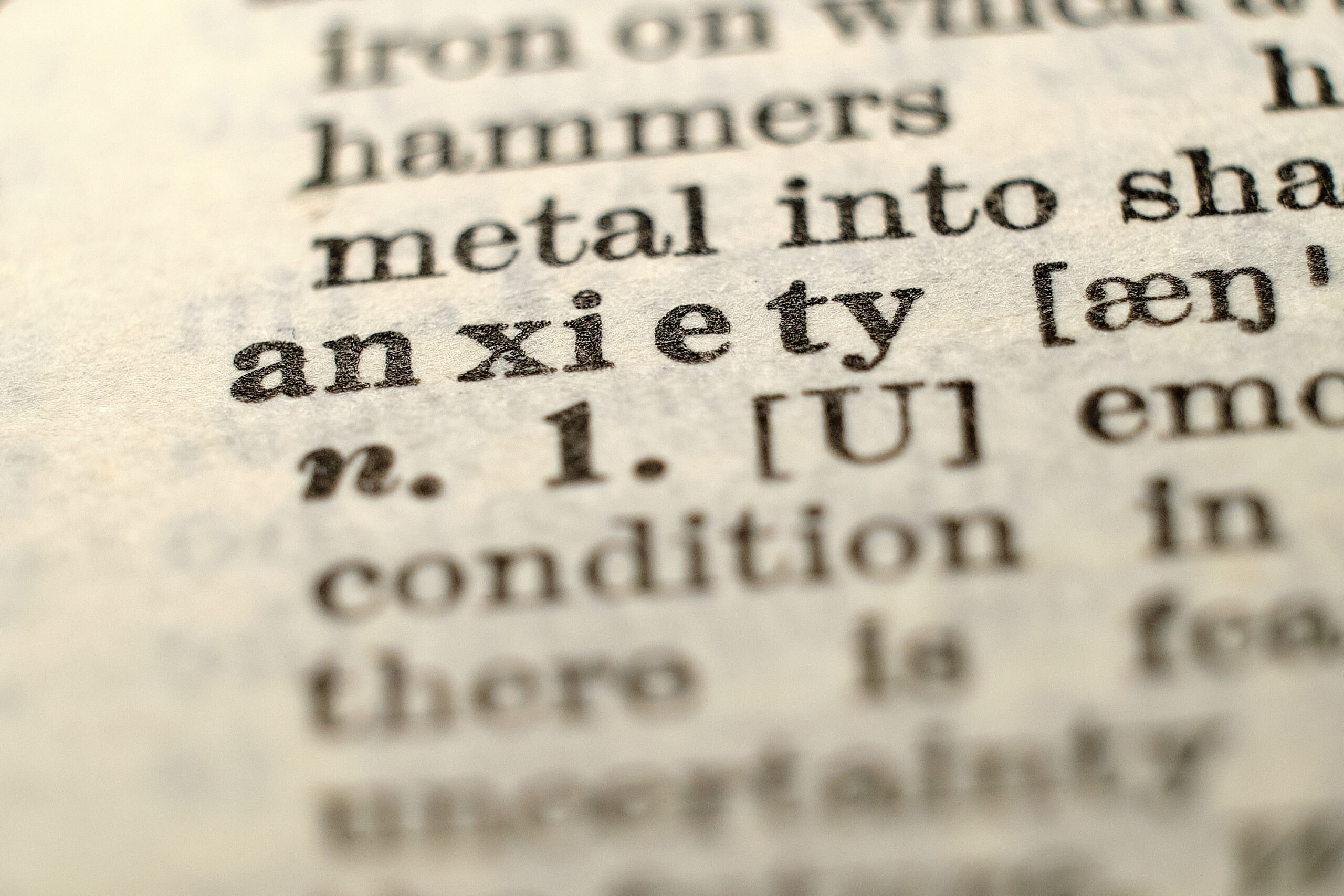 Photo d'un livre avec un mot en surbrillance: anxiété (en anglais)